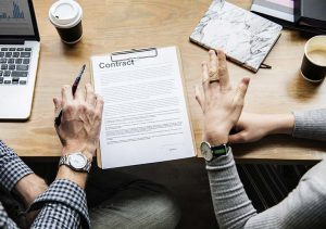 Firmando contrato de trabajo