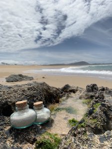 Frascos en la Playa da Frouxeira